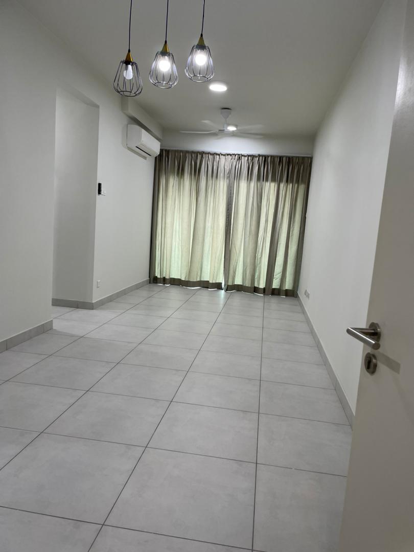 Majestic Maxim RENT 819sf