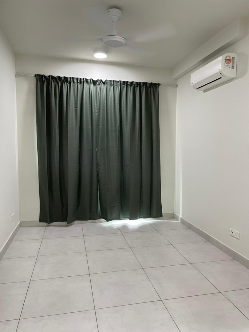 Majestic Maxim RENT 819sf