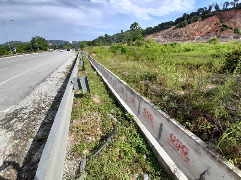 Land, Jalan Mokhtar Dahari, Facing Main Road - photo 1