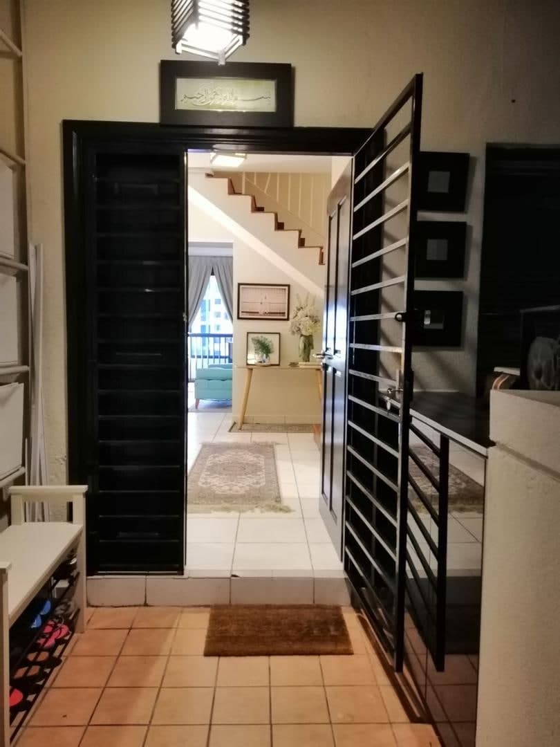 3K BOOK Armanee Condo Damansara Damai great cond - photo 3