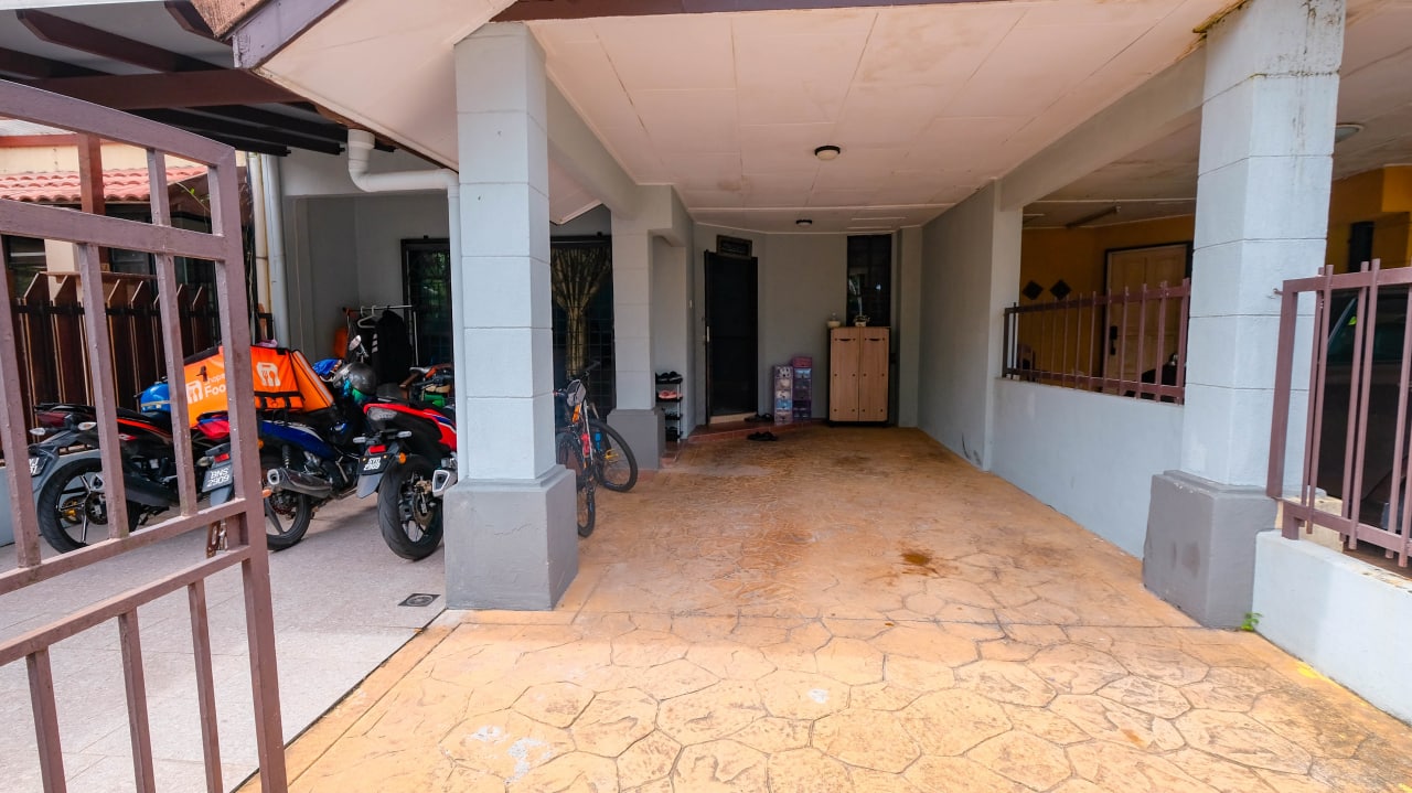 FACING OPEN Jalan Nova Subang Bestari good conditi - photo 2