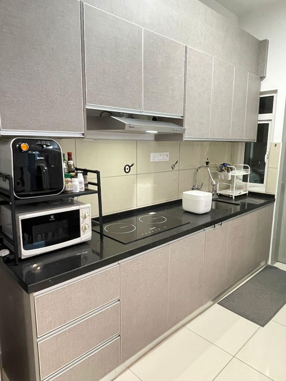 Free Wifi Built in Cabinets Tv Provided Rare Unit - photo 5