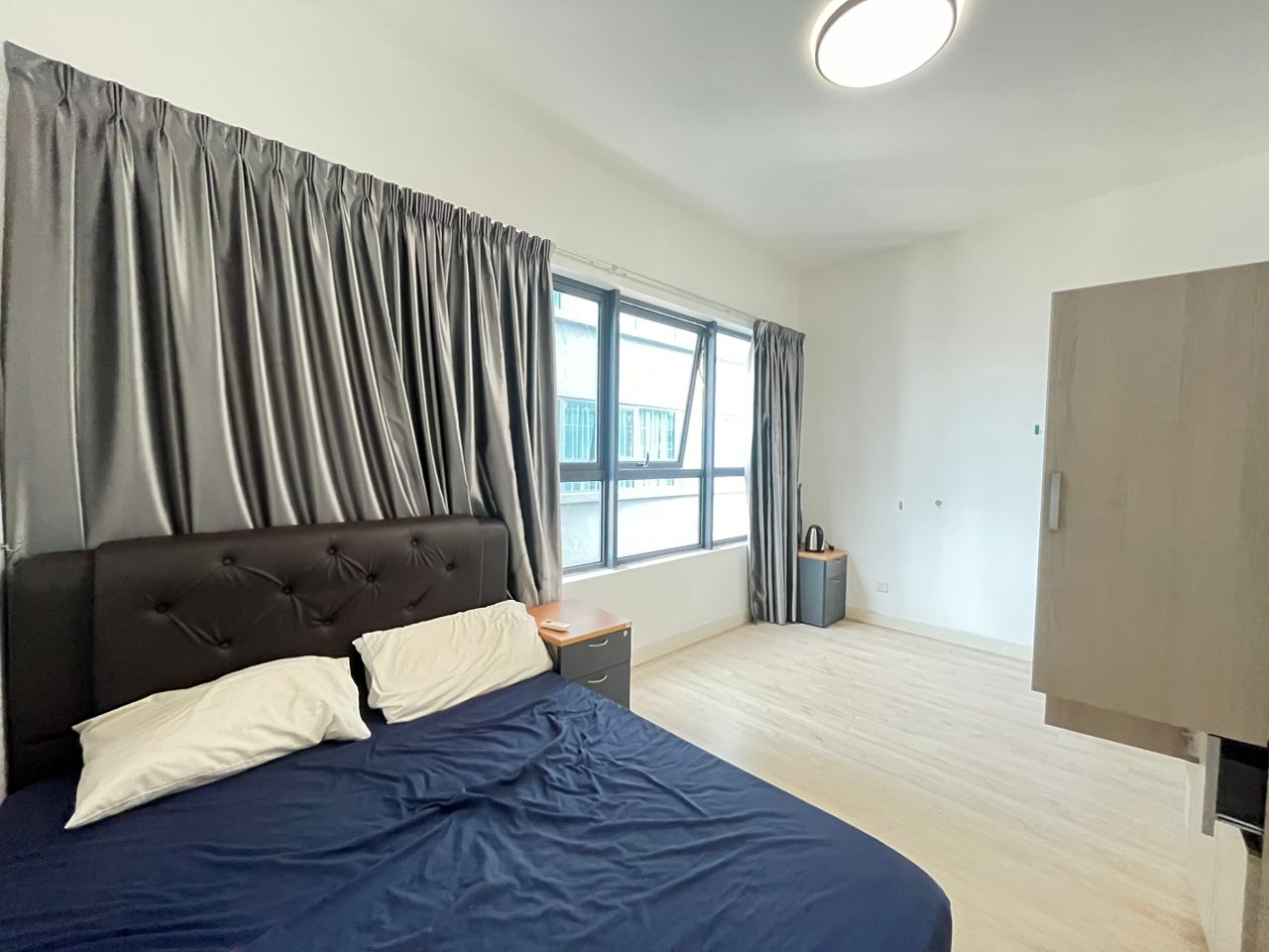 Rare Unit With Private Lift High Floor Available - photo 4