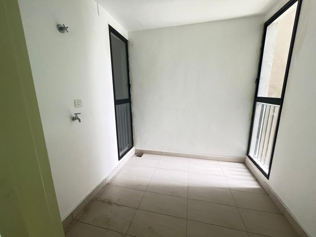 Below Market 2 Bedroom Unit in LakePoint Cyberjaya - photo 6