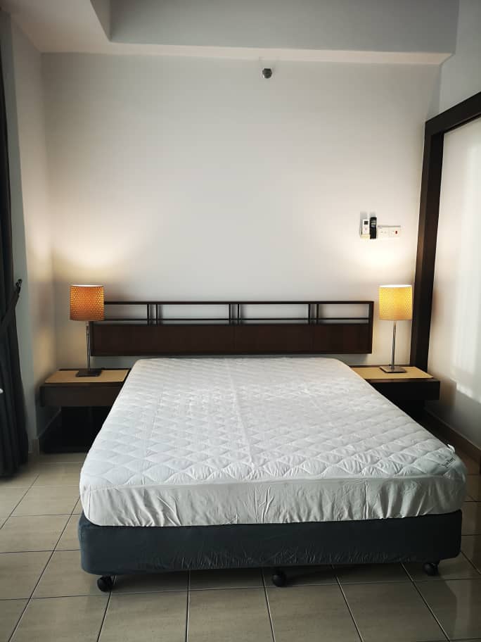 Newly Refurbished 2 bedroom Amcorp Serviced Suite - photo 3