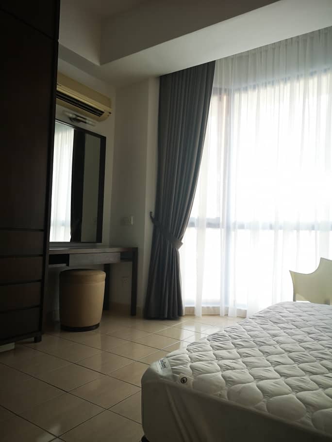 Newly Refurbished 2 bedroom Amcorp Serviced Suite - photo 11