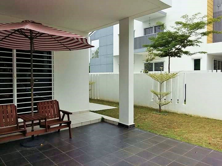FULLY FURNISHED Exclusive Triple storey Endlot - photo 4