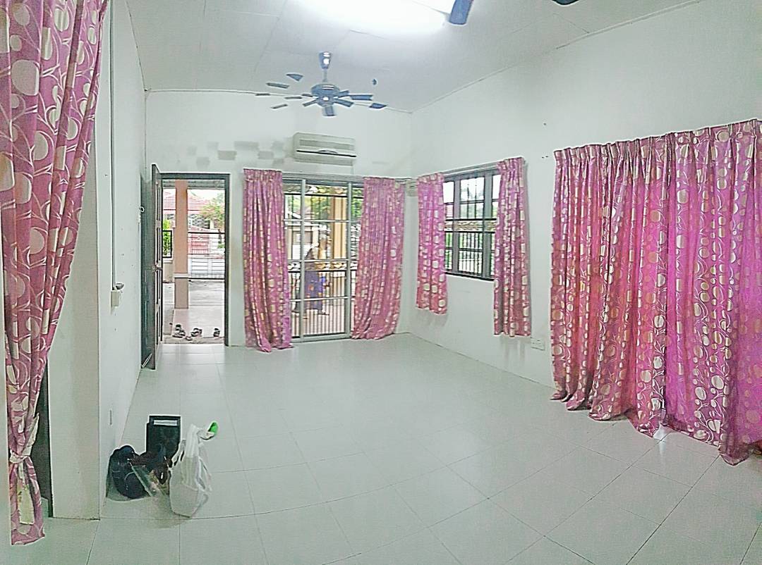 JALAN KAKI KE SURAU Semi D Taman Jenjarom Permai - photo 2