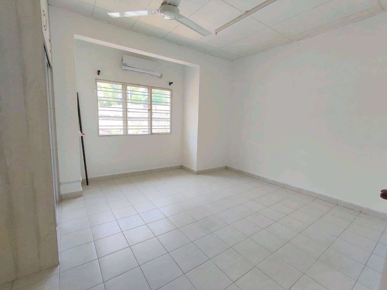 LIVING LUAS Teres Jln Kristal Seksyen 7 Shah Alam - photo 5