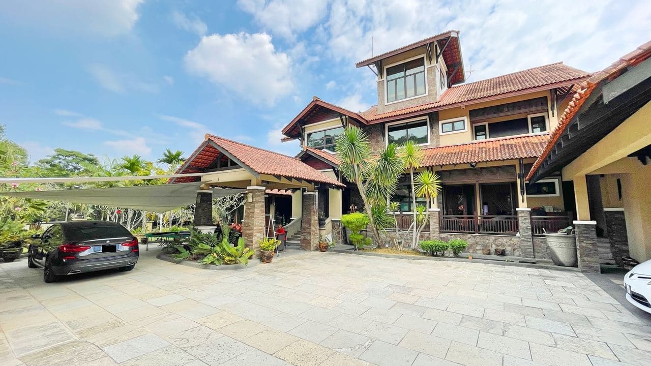 HUGE Bungalow Corner Seksyen 7 Shah Alam with POOL