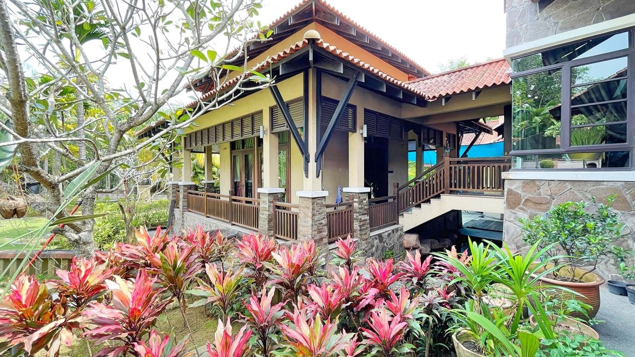 HUGE Bungalow Corner Seksyen 7 Shah Alam with POOL - photo 2