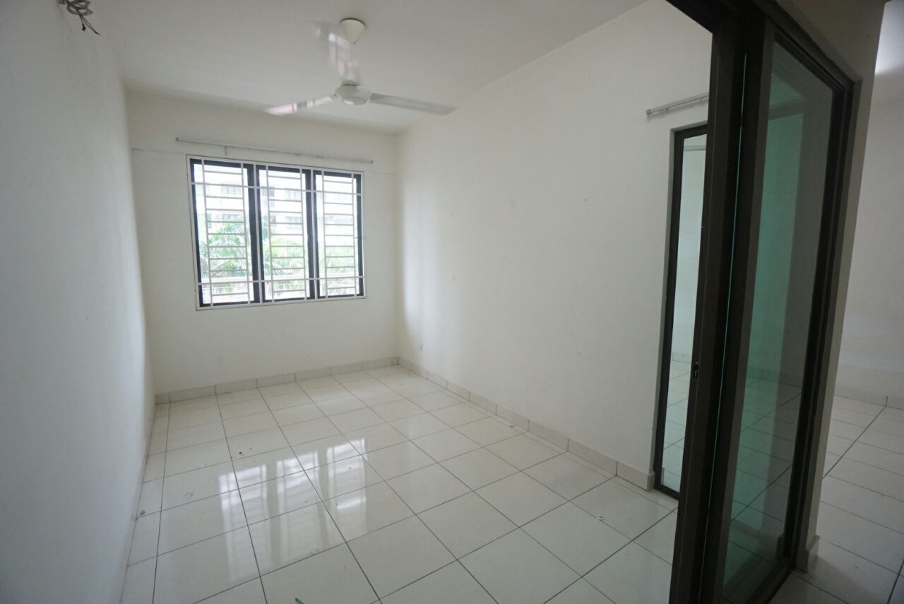 FACING POOL -HIGH FLOOR Indah Alam Condo Shah Alam - photo 2