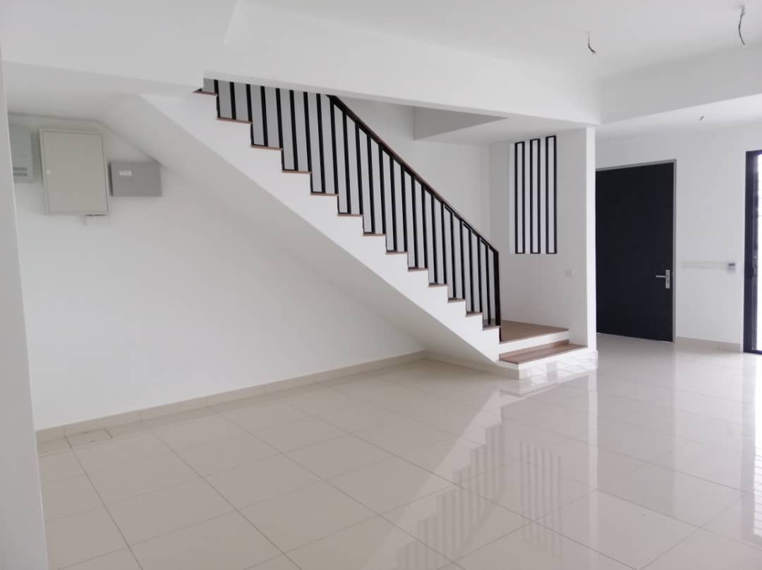 FREEHOLD Near Playground 2 Storey Elmina West - photo 2