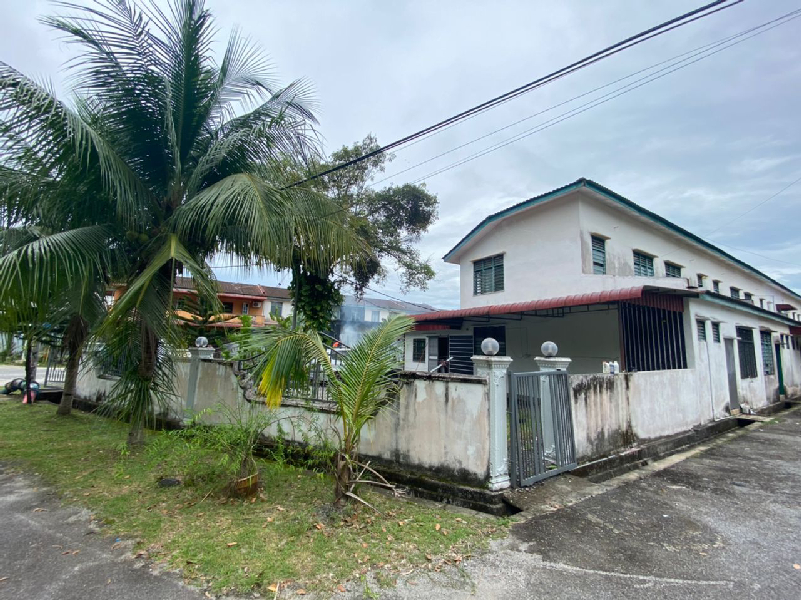 1 1/2 STOREY Terrace Corner Lot - photo 2