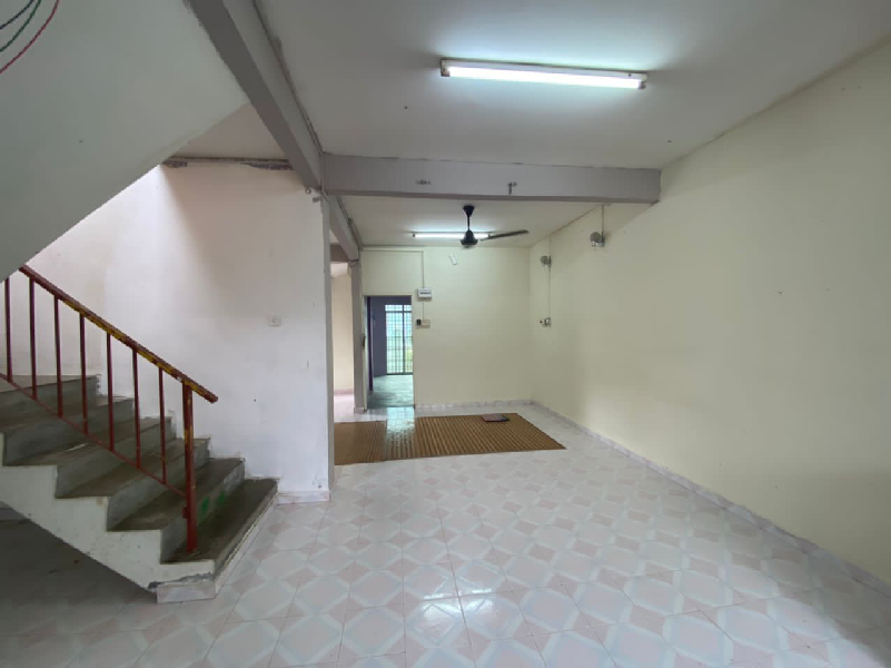1 1/2 STOREY Terrace Corner Lot - photo 3