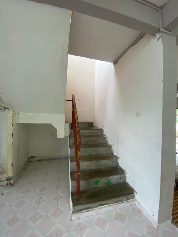 1 1/2 STOREY Terrace Corner Lot - photo 4