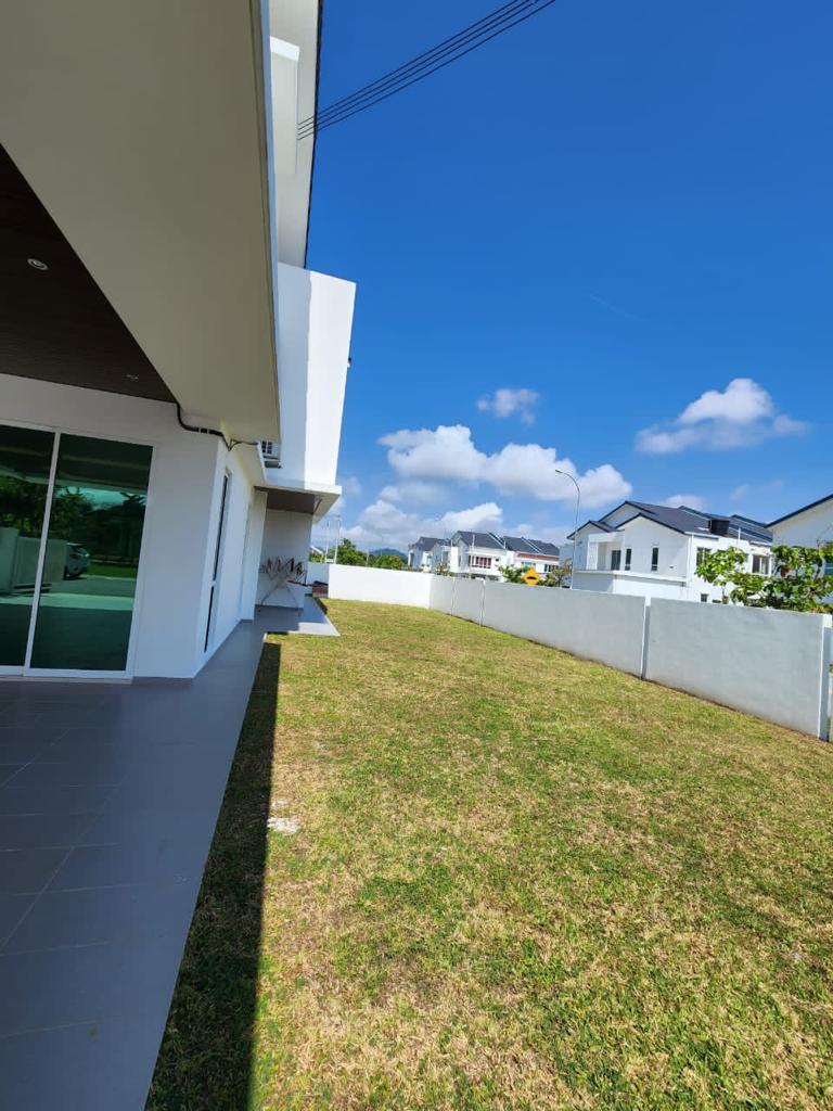 CORNER LOT HOUSE WITH SPACIOUS LAND - photo 5