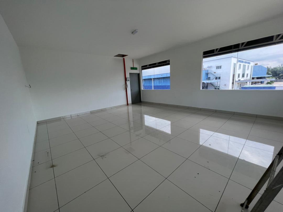 Valdor, LA 7150 sf, SemiD Light Industry Warehouse - photo 3