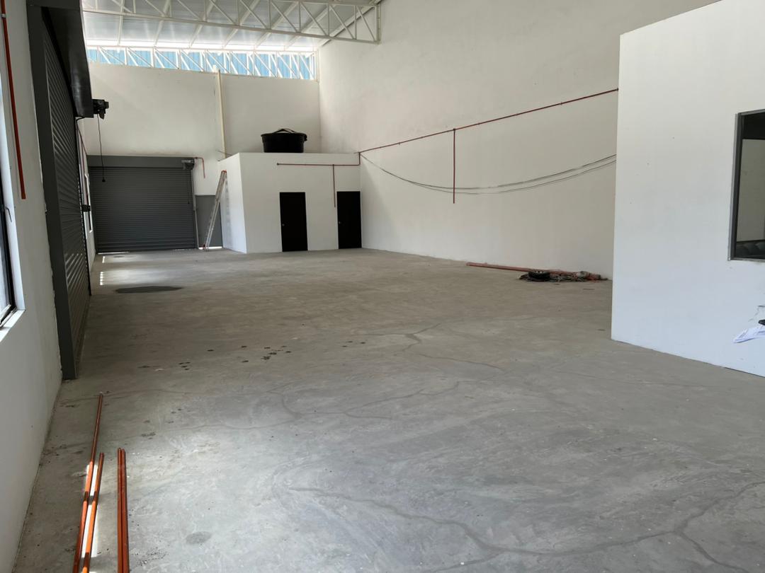 Valdor, LA 7150 sf, SemiD Light Industry Warehouse - photo 8