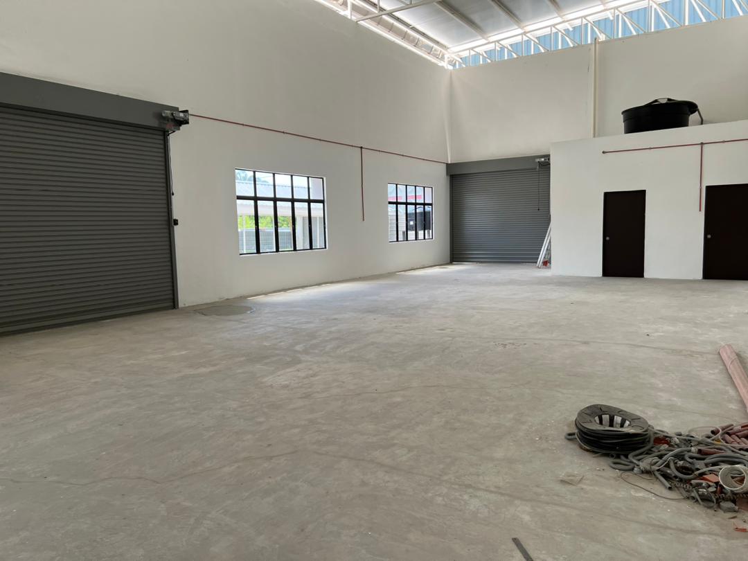Valdor, LA10500 sf, SemiD Light Industry Warehouse - photo 7
