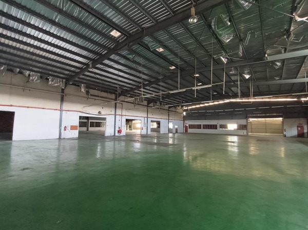 19,000 sq ft 1,000A Detached Factory for Rent - photo 3