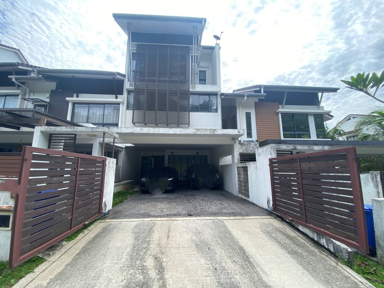 Three Storey Jalan Elektron U16 Denai Alam for Sale at Selangor Denai Alam