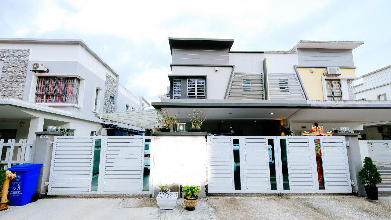 FULLY RENOVATED DOUBLE STOREY SEMI D SEKSYEN U13 - photo 1
