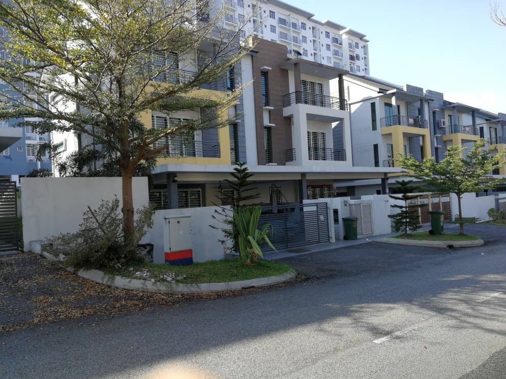 Tripple Storey Semi D Taman Saujana Suria Kajang