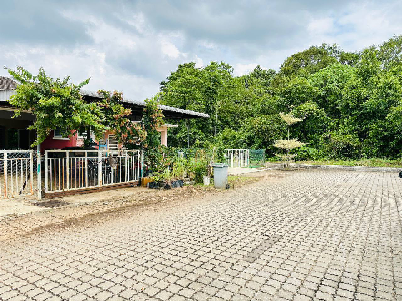 Kawasan luas belakang rumah. Teres Setingkat P2, Azalea 1, Kotasas, Kuantan - photo 3