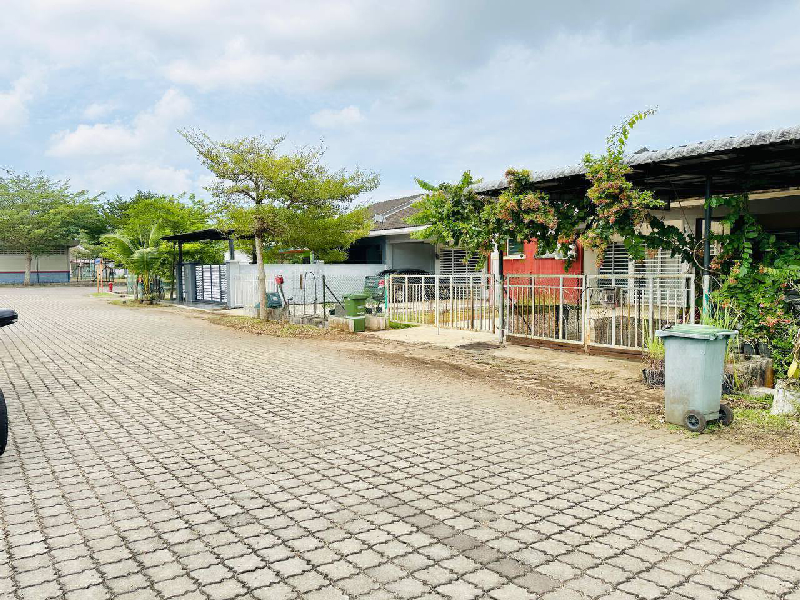 Kawasan luas belakang rumah. Teres Setingkat P2, Azalea 1, Kotasas, Kuantan - photo 4