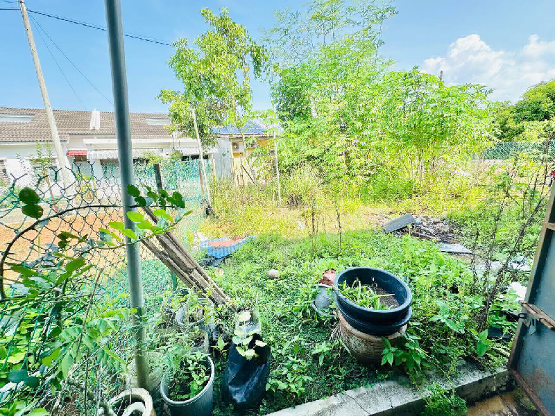 Kawasan luas belakang rumah. Teres Setingkat P2, Azalea 1, Kotasas, Kuantan - photo 5
