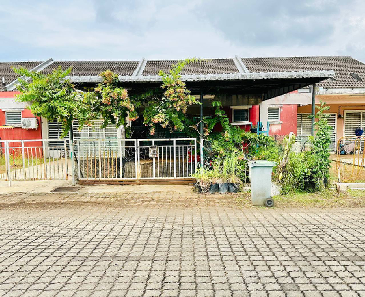 Kawasan luas belakang rumah. Teres Setingkat P2, Azalea 1, Kotasas, Kuantan - photo 3