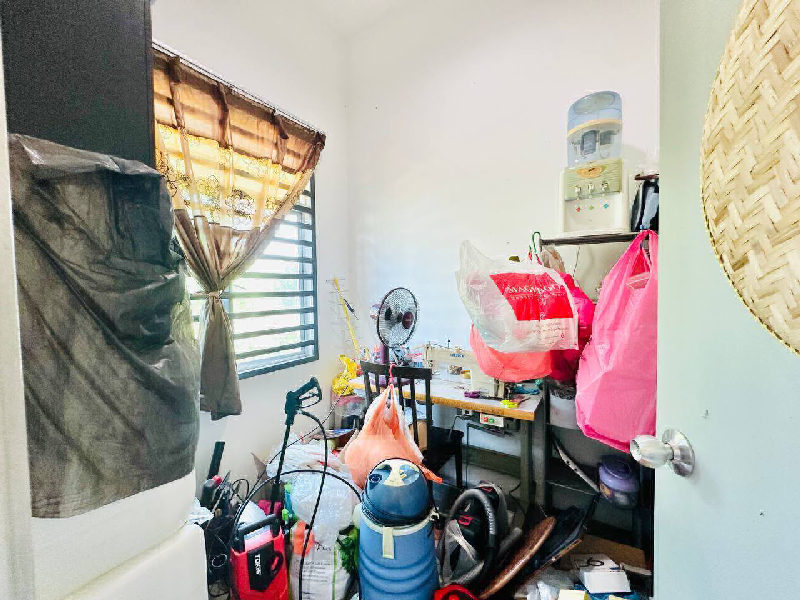 Kawasan luas belakang rumah. Teres Setingkat P2, Azalea 1, Kotasas, Kuantan - photo 11