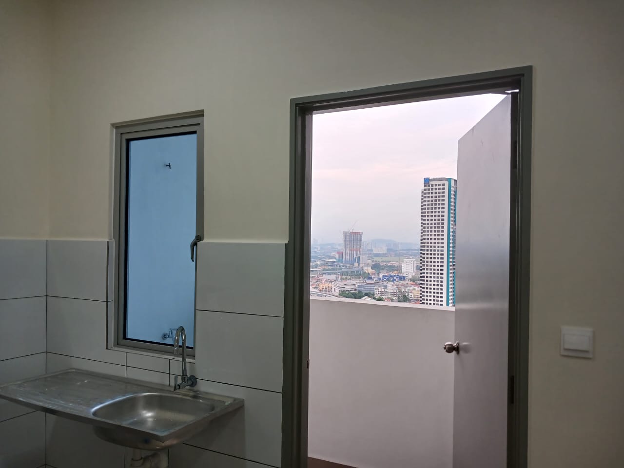 PARTLY FURNISHED Facing  MRT KOMUTER KTM KAJANG - photo 8