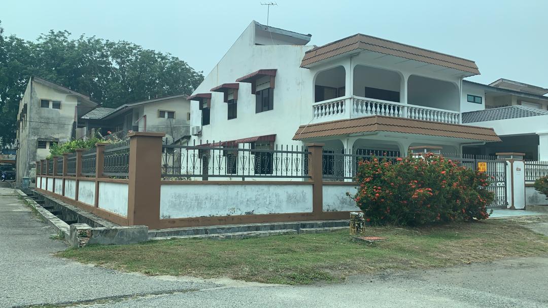 Corner lot Terrace Air Putih Freehold - photo 1