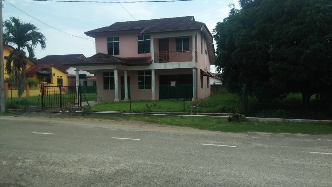 Bungalow Double Storey Taman Batu Hitam - photo 2