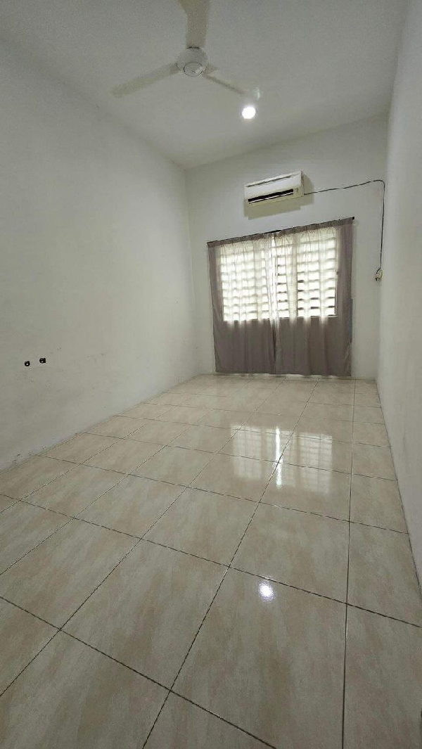 Botani Taman Lapangan Raya Double Storey Shop House - photo 4