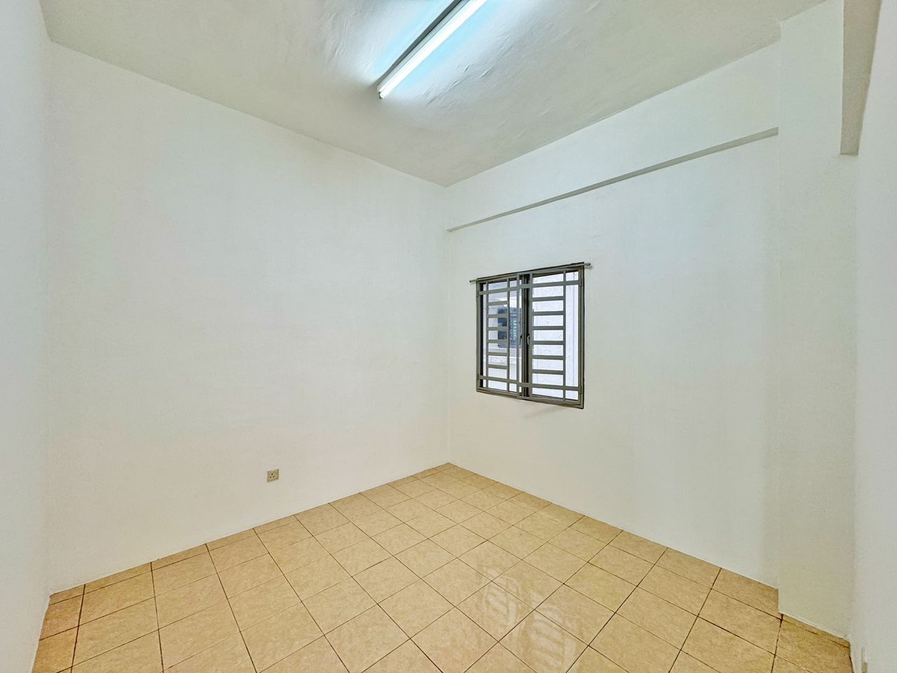 Sri Kristal 886sqft MIDDLE FLOOR Farlim - photo 3