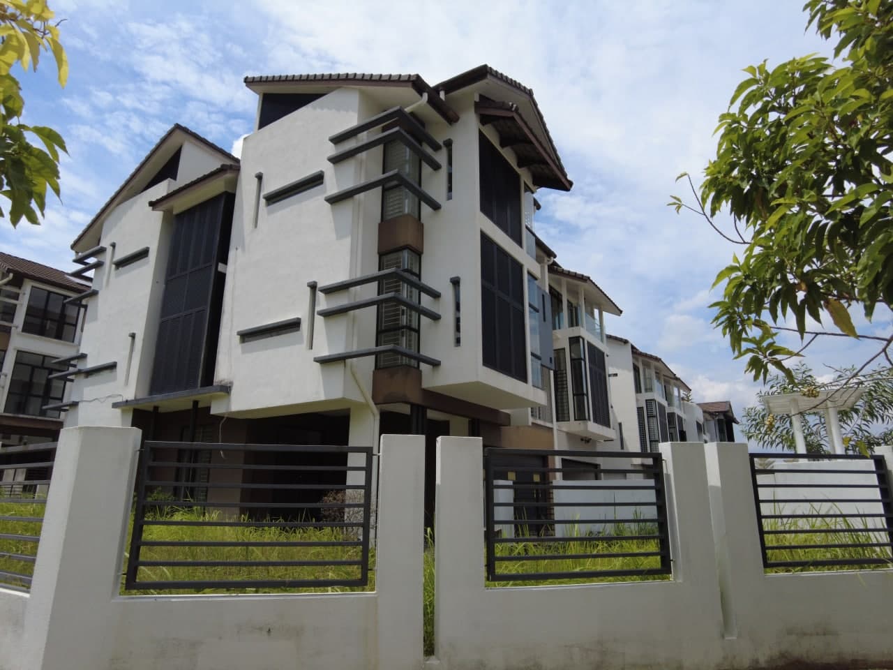Corner Lot Triple Storey Maple Terrace Denai Alam