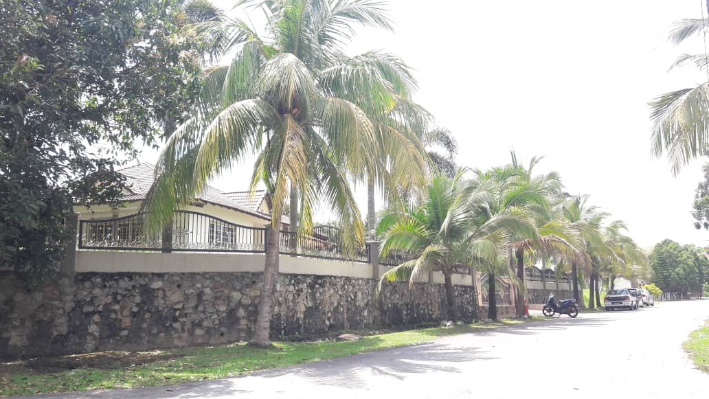 Bungalow 1 Storey Corner Lot  at Bangi Golf Resort - photo 2