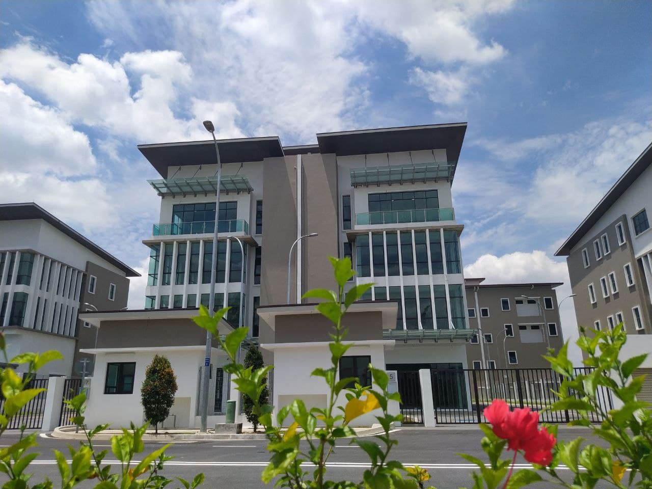 Brand New 3 Storey Semi-D Factory GLENMARIE - photo 2