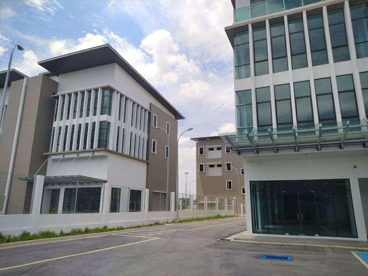 Brand New 3 Storey Semi-D Factory GLENMARIE - photo 9