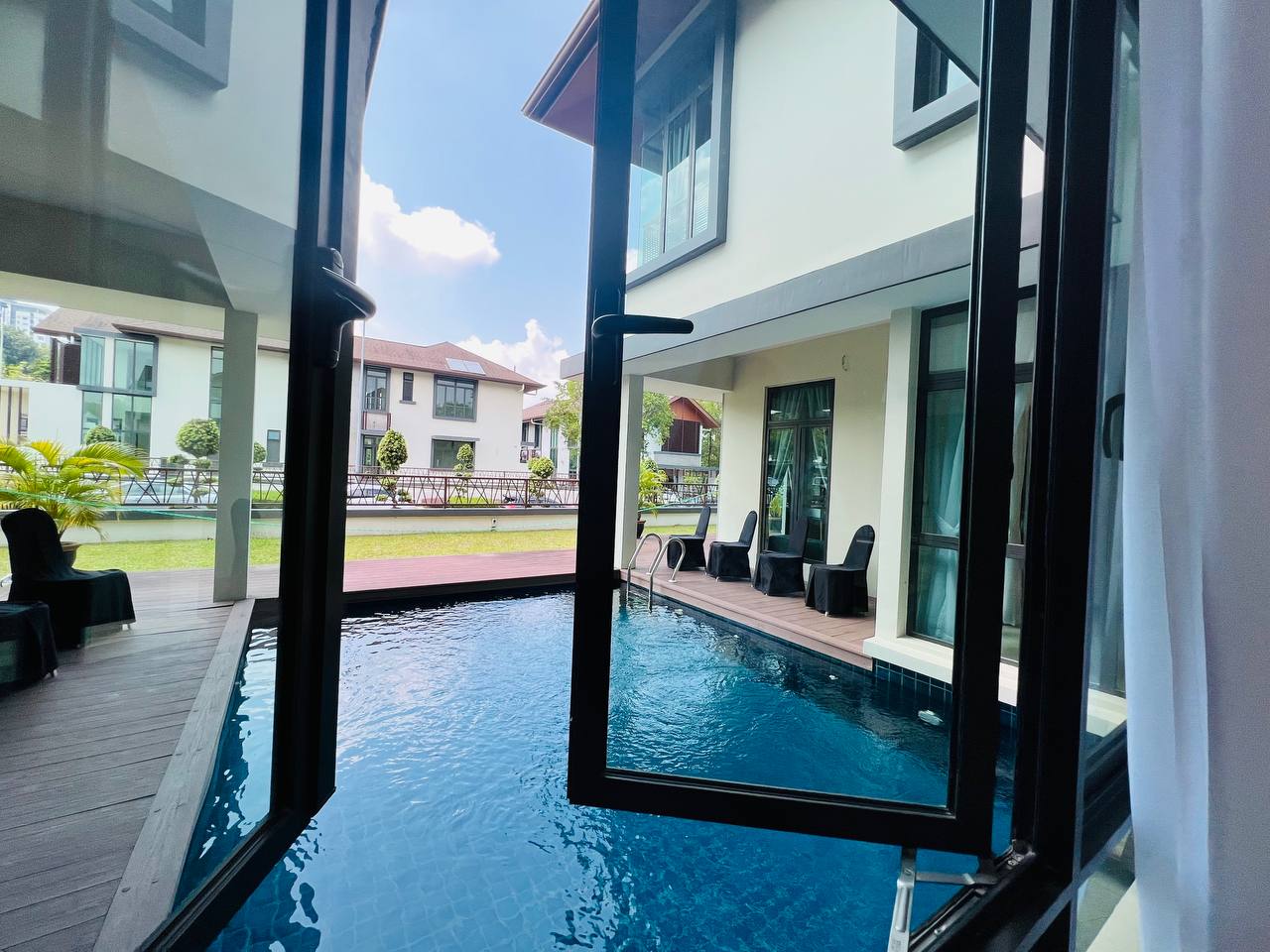 Private Swimming Pool Bungalow Freehold Danau Suri - photo 11