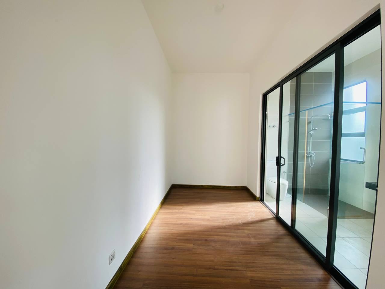 Freehold Semi Detached Two Storey Diamond City Sem - photo 5