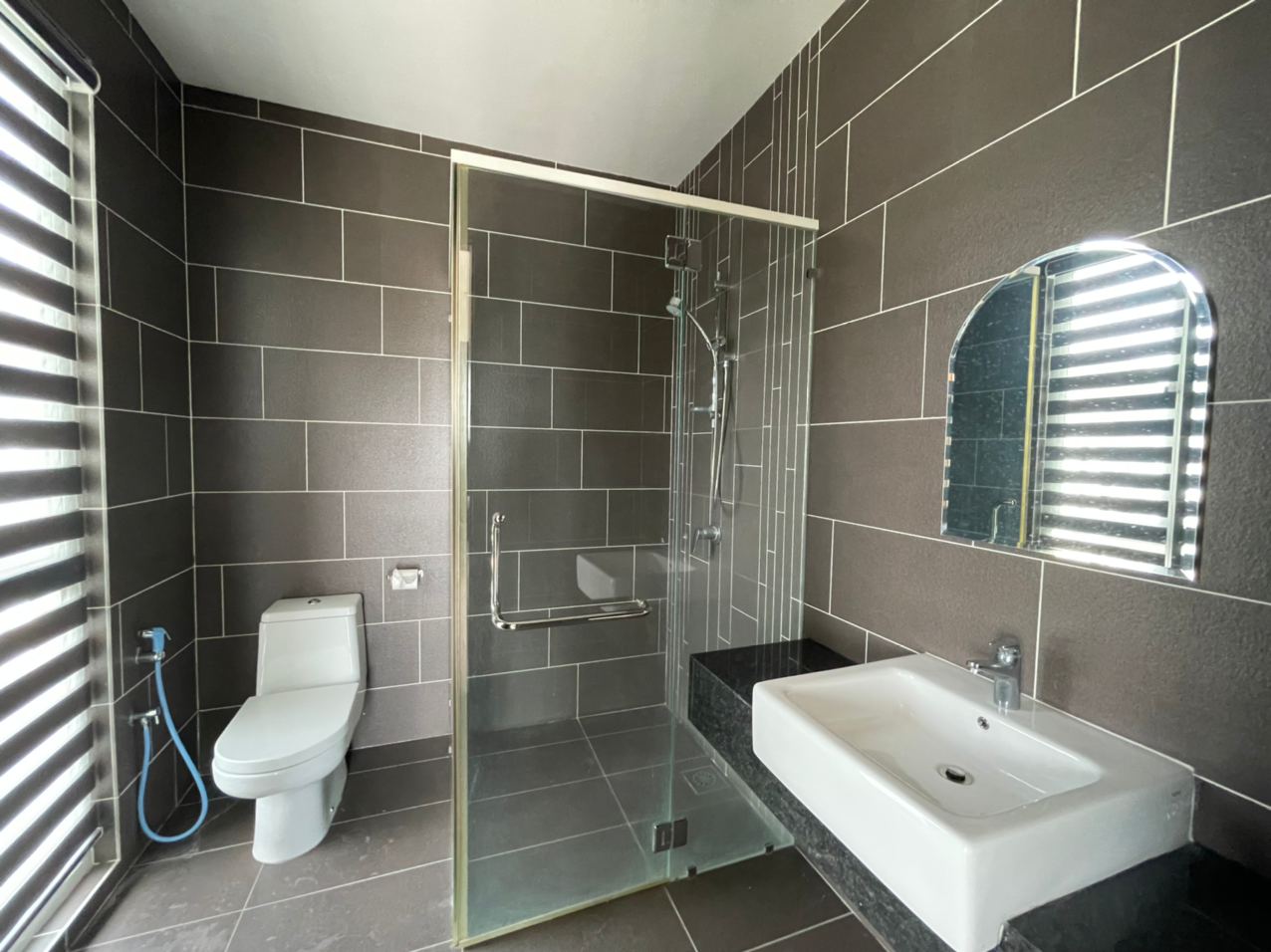 Freehold Triplet Bungalow Corner Damaisari Wangsa - photo 2
