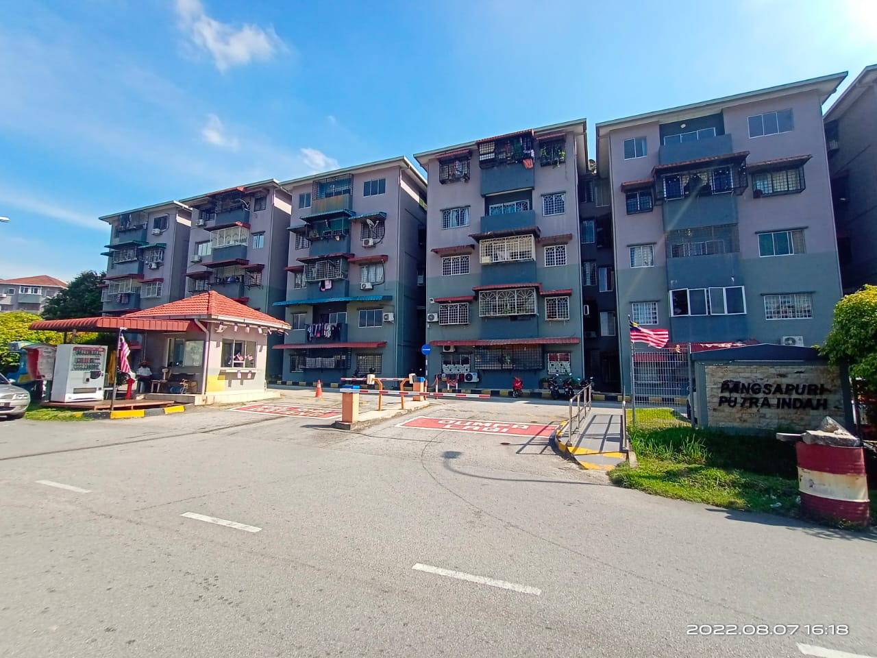NEARBY MRT 4 BEDROOMS APARTMENT PUTRA INDAH - photo 2