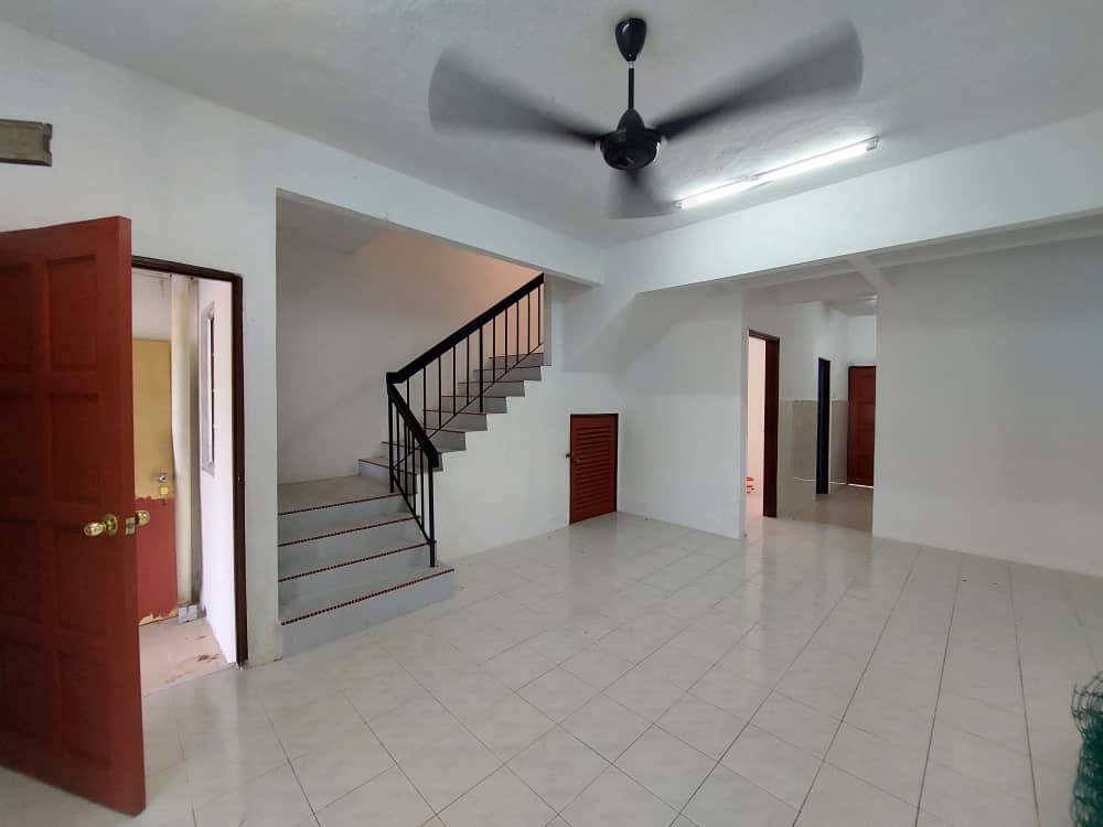 FACING OPEN NICE DOUBLE STOREY TAMAN DAHLIA SEPANG - photo 2