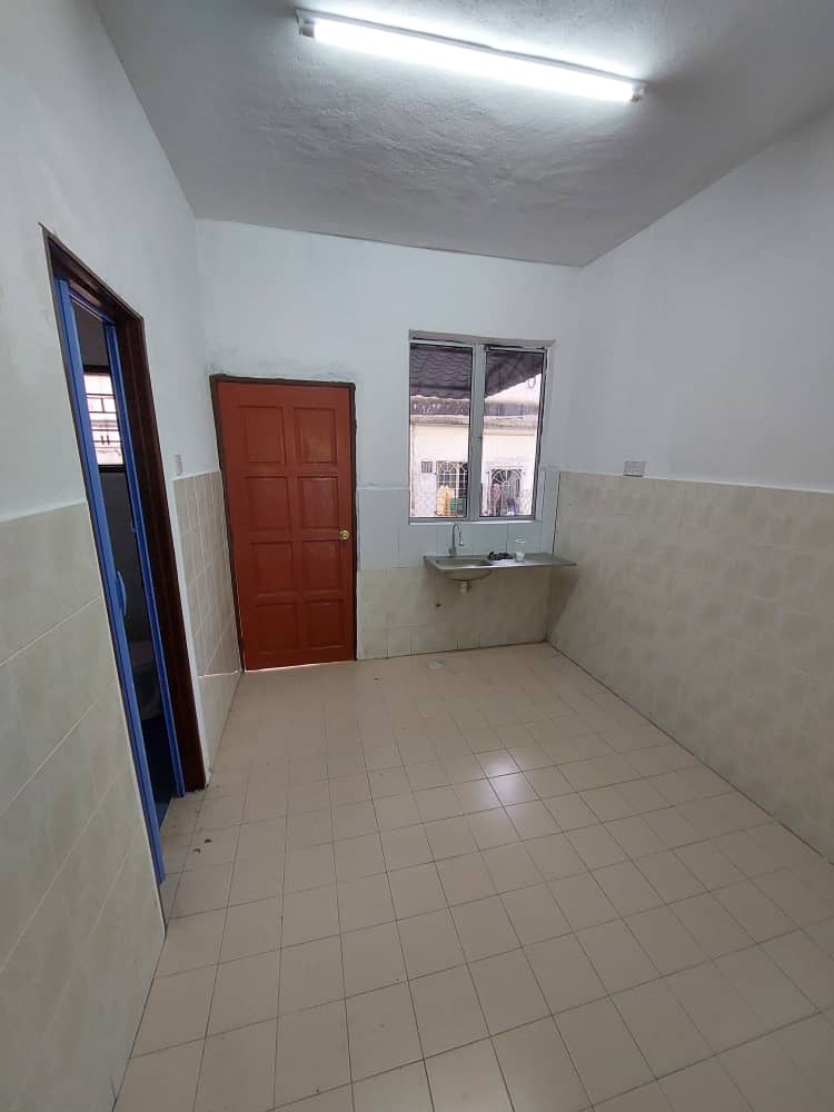 FACING OPEN NICE DOUBLE STOREY TAMAN DAHLIA SEPANG - photo 4