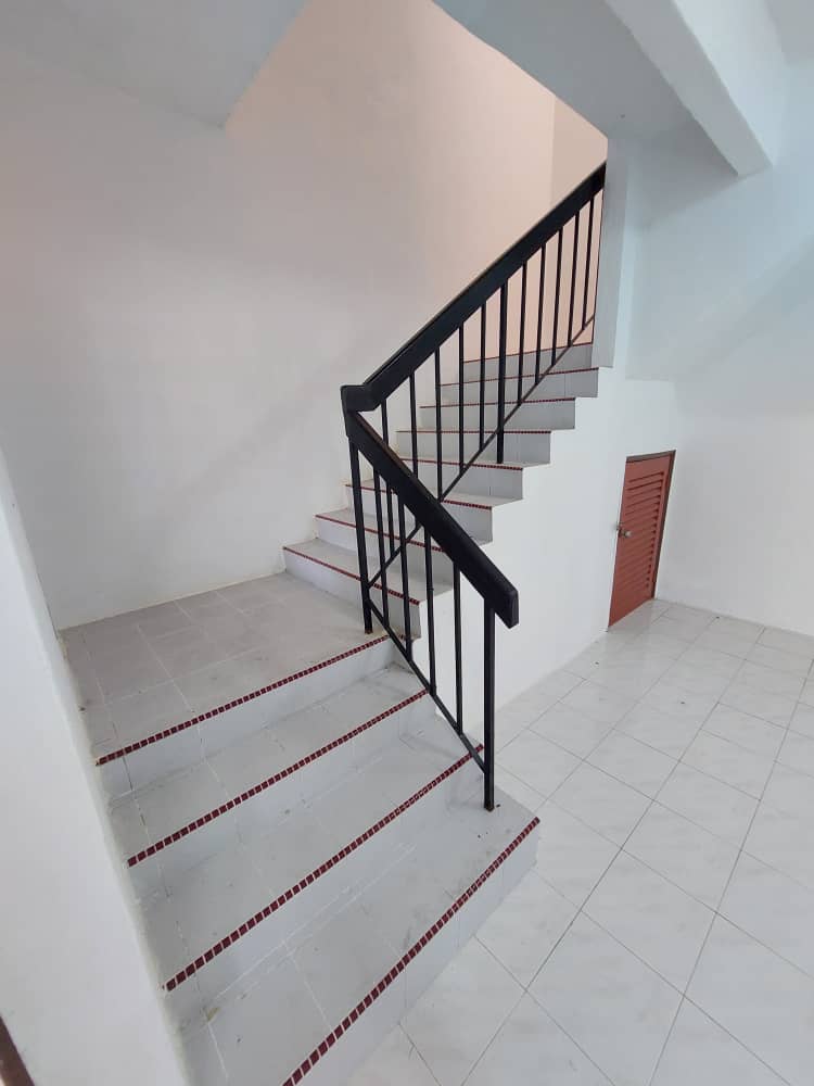 FACING OPEN NICE DOUBLE STOREY TAMAN DAHLIA SEPANG - photo 5
