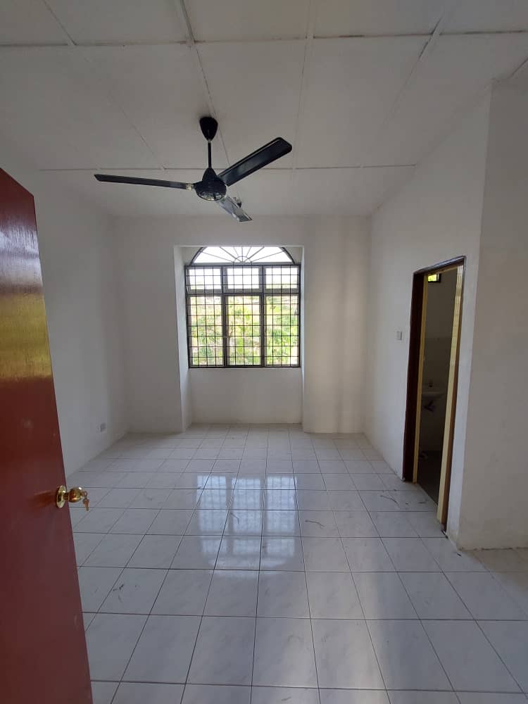 FACING OPEN NICE DOUBLE STOREY TAMAN DAHLIA SEPANG - photo 6